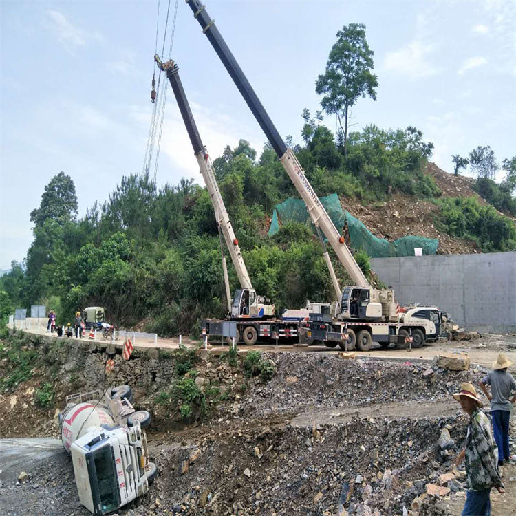 南安汽车掉沟里叫吊车救援要多少钱